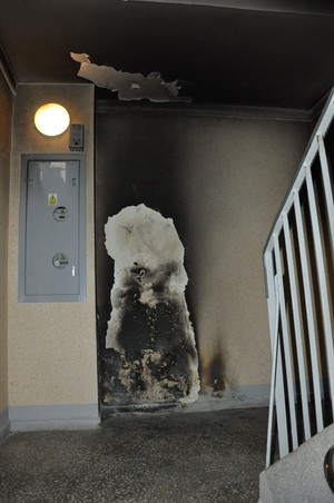 Miejsce pożaru na klatce schodowej. Opalona ściana