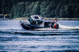 Policyjna łódka na jeziorze