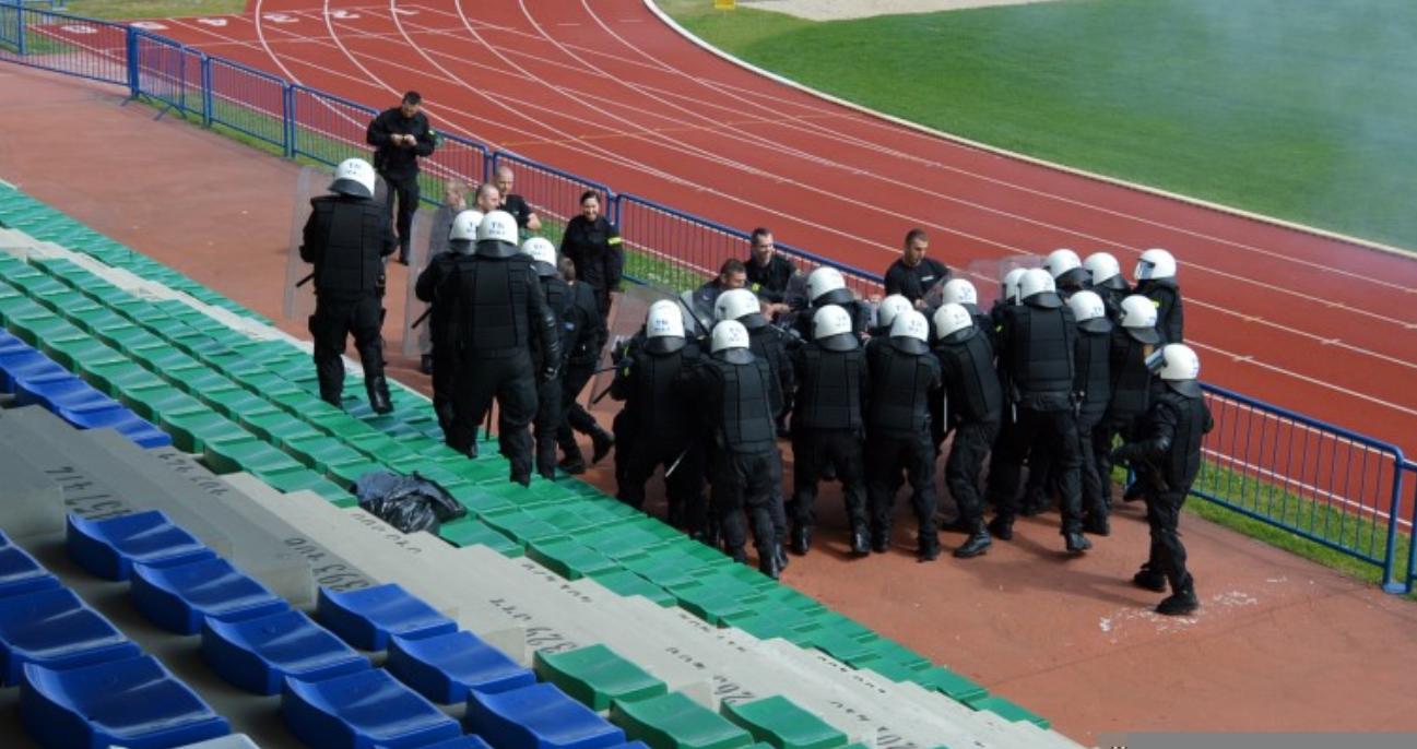 Policyjne cwiczenia na stadionie