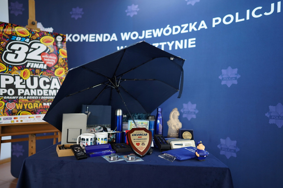 Kosz z gadżetami przygotowany przez KWP w Olsztynie