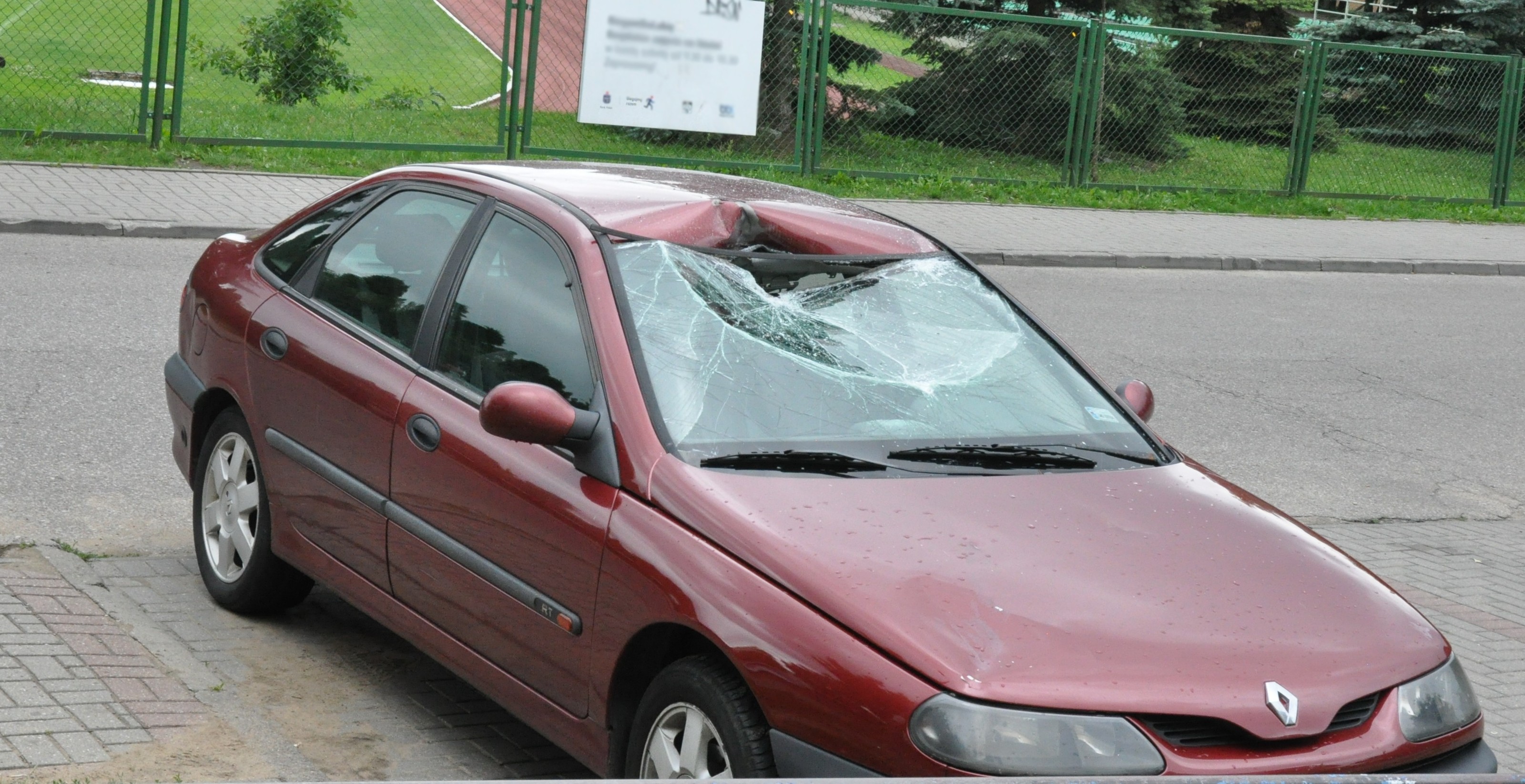 Uszkodzony pojazd na miejscu zdarzenia