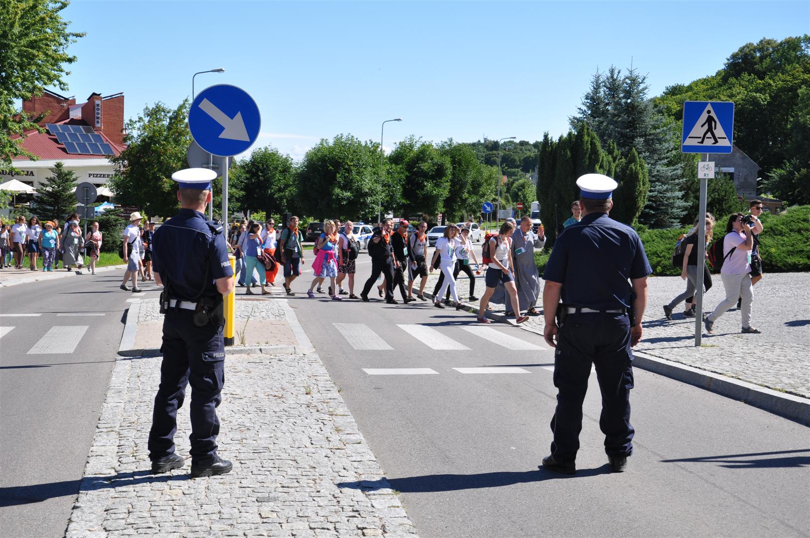 Policjanci zabezpieczają pobyt pielgrzymów w Braniewie #6